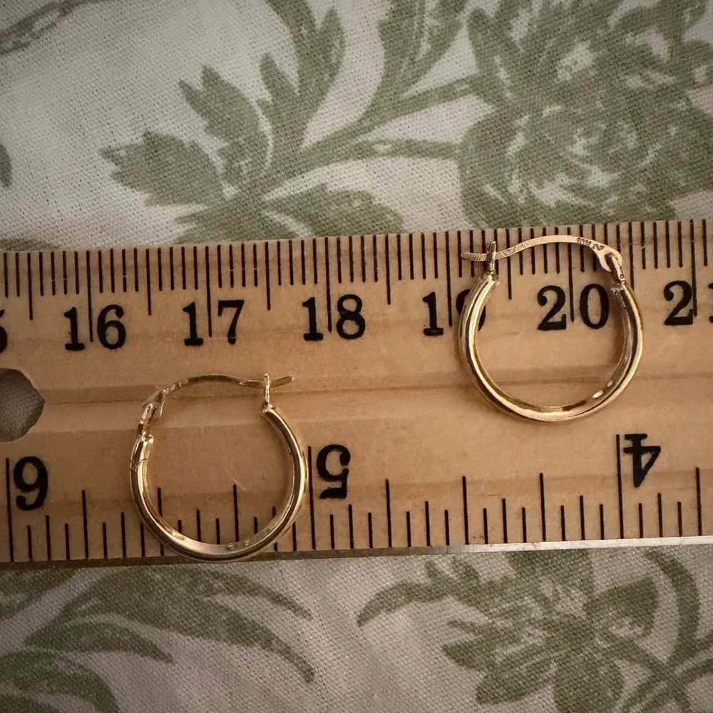 10kt solid yellow Gold small Hoop Earrings dainty stackable estate vintage - Picture 3 of 6